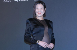 劉品言挺孕肚主持北影頒獎 黑色透紗禮服驚豔全場