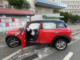 蘆洲MINI自撞「猛撞廣告佈告欄」 48歲男駕駛掛彩