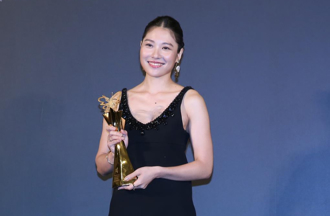 梁湘华北影夺最佳新演员泛泪 台下急写得奖感言