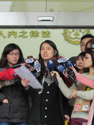 牢獄生活不平靜！　爭議房東張淑晶遭獄友撕文件、拉傷手腕