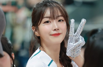 好羡慕！安芝儇「嘴对嘴狂亲」小球迷 网疯掉：弟弟人生高光