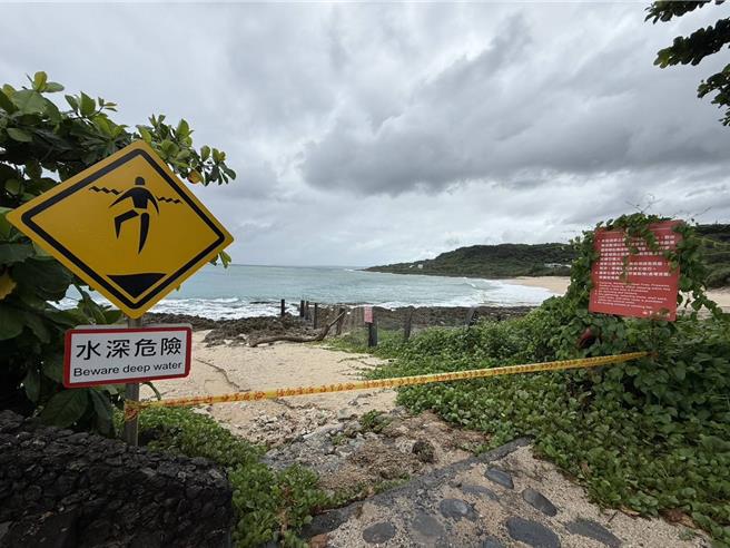 丹娜絲颱風逼近，墾丁國家公園管理處所轄沙灘5日上午開始封閉。（墾管處提供／羅琦文屏東傳真）
