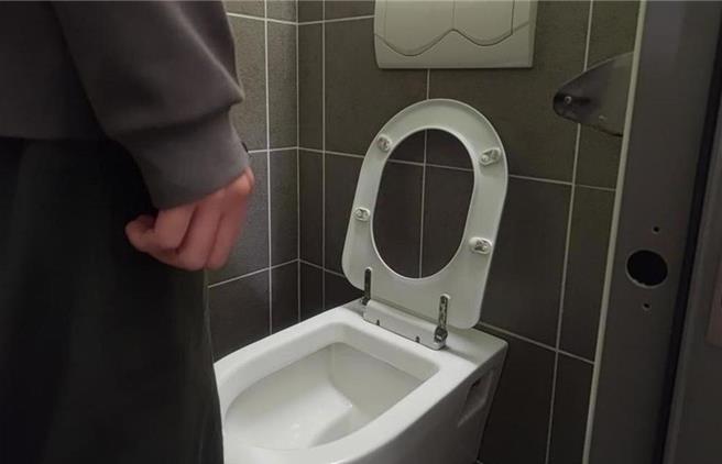 捷运工程局于2019年订定新车站厕所坐蹲比应为3：2的规范，但此标准仅适用于新建车站，大多数既有旧站仍未导入新标准。（本报资料照片）
