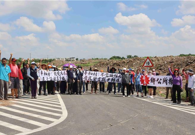 嘉义县民雄乡公所规画在平和村第11公墓盖光电设施结合礼仪厅，5日遭前乡长何嘉恒、民雄乡农会总干事陈加茂及近百位村民抗议。(吕妍庭摄)