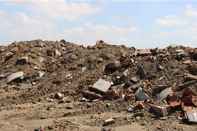 第11公墓原有坟墓已迁葬，未来将设置礼仪厅及光电设施。(吕妍庭摄)