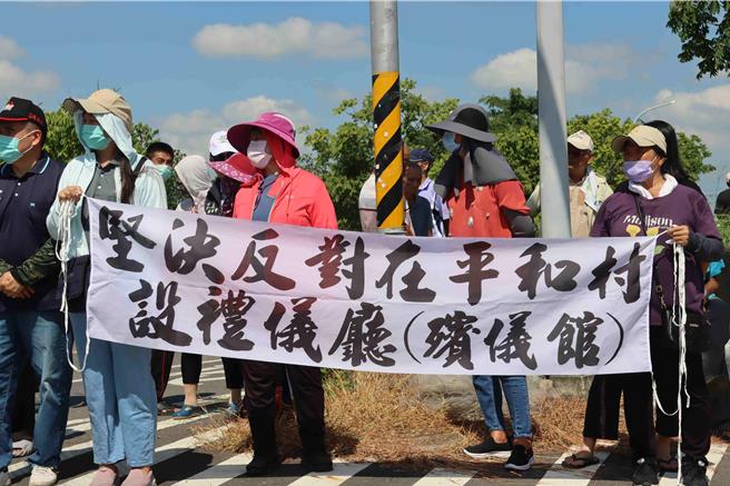 今出席抗议村民反对建礼仪厅、殡仪馆，要求公所撤案。(吕妍庭摄)