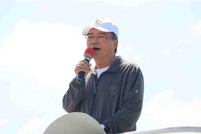 前乡长何嘉恒今以一般民眾身分到场关心、抗议。(吕妍庭摄)