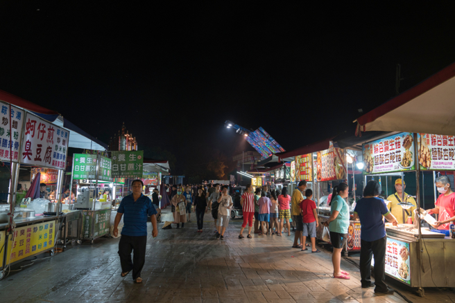 民眾直指夜市小吃越來越貴，賣的東西大同小異，加上環境因素，導致很多人不愛去逛了。（圖：shutterstock／達志）