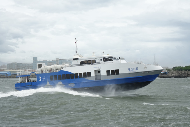 東港風浪變大，東琉線下午3點後停航。（羅琦文攝）