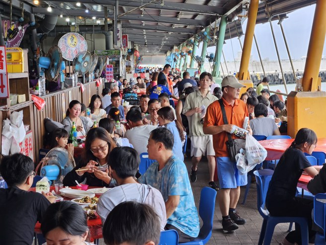 東港以海鮮著稱的華僑市場，仍擠滿遊客。（羅琦文攝）