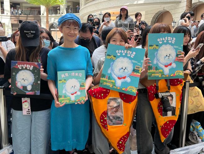 李浚赫粉丝自制应援物，并带着李浚赫绘制的绘本到场支持。（林欣仪摄）