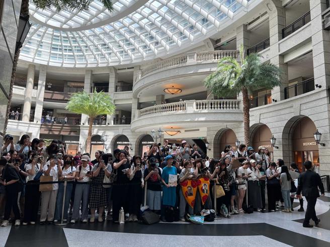 不少李俊赫粉丝在百货开门前就排队等候，目测约有300人。（林欣仪摄）
