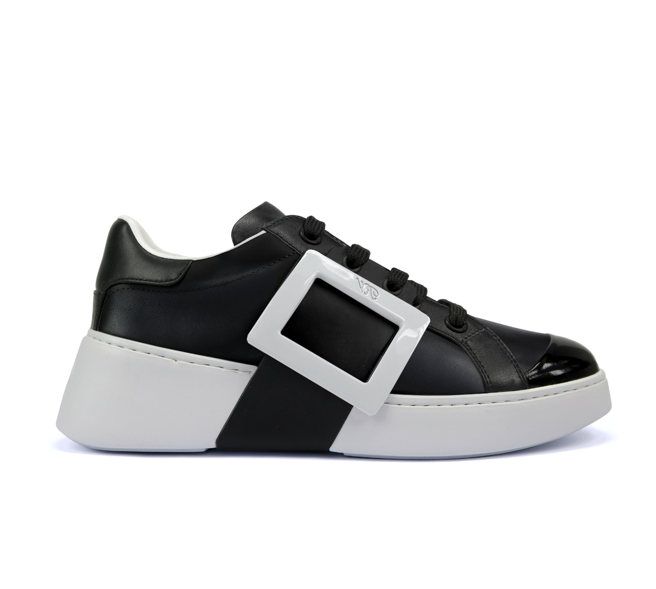 Roger Vivier Viv Skate (台湾限定款)白色小牛皮黑色方扣白钻休閒鞋，5万8000元。（Roger Vivier提供）