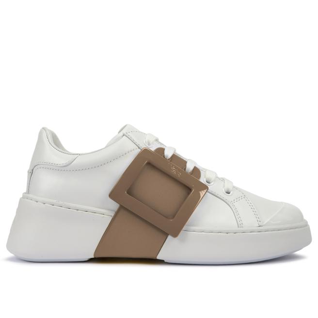 Roger Vivier Viv Skate (台湾限定款)白色小牛皮石英灰扣休閒鞋，3万6800元。（Roger Vivier提供）