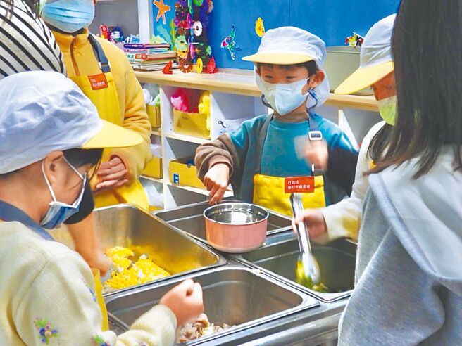 专家建议比照日韩将学校聘请营养师入法，图为学校营养午餐。（基隆市政府提供／张志康基隆传真）