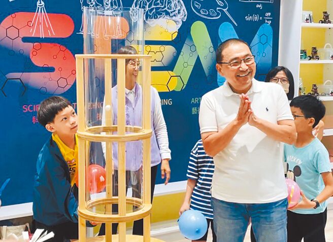 新北市侯友宜4日上午出席三重图书馆儿童亲子分馆开幕仪式，并陪伴小朋友玩「风管飞行器」。（李育嫺摄）