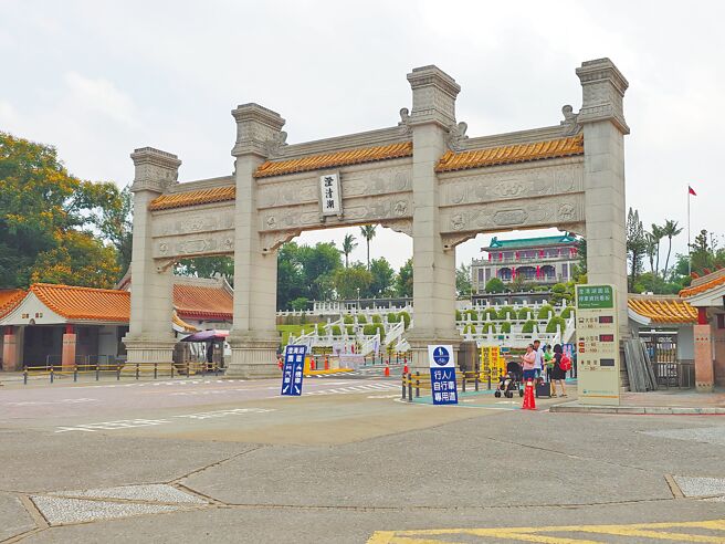 高雄市交通局公务员上网发文抱怨，市府接管澄清湖后要派员到场轮值，是把公务员当工读生用，交通局表示，会视情况调整派驻时间。（任义宇摄）