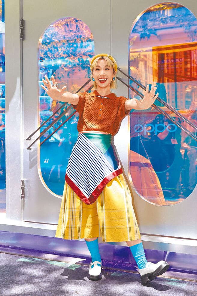 Lulu 4日着缤纷裙装出席手机代言活动。（池宗玲摄）