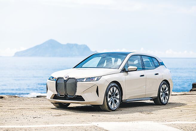 BMW总代理汎德发表全新豪华纯电旗舰休旅iX系列，一口气提供iX xDrive45 Excellence（见图）、iX xDrive45 M Sport及旗舰级iX xDrive60 M Sport等3个车型，售价分别为338万、368万、488万元，其中iX xDrive45车型已换上容量更大的高压锂电池，最大马力增加至408hp，最高续航里程更一举提升167km，达到602km。（汎德提供）