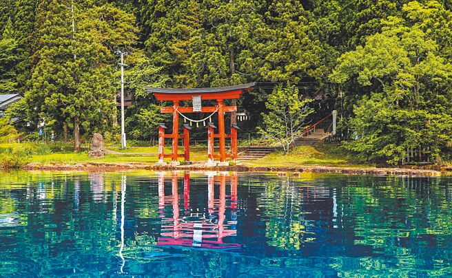 距辰子像10分钟车程的御座石神社，不远处的的红色鸟居是热门打卡景点。（粘耿豪摄）