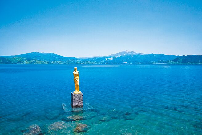 位于秋田的田泽湖是日本最深湖泊，湖内有知名的辰子像。（秋田县观光联盟提供）