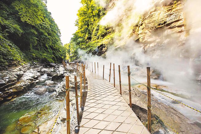 小安峡底部裂缝中涌出的地下热水，猛烈喷发蒸汽处，便是着名景点「大喷汤」。（粘耿豪摄）