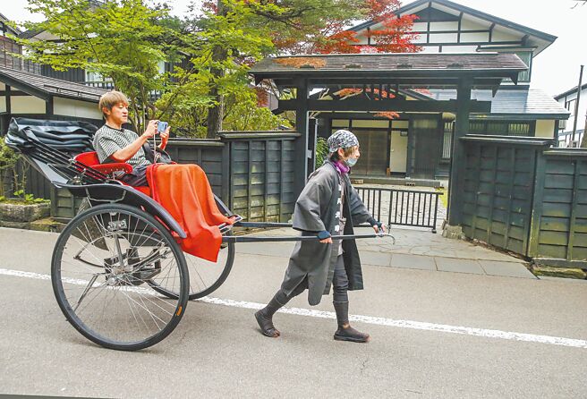 想感受角馆之美，不妨搭乘人力车，随着车夫轻快步伐，梭巡角馆街景。（粘耿豪摄）