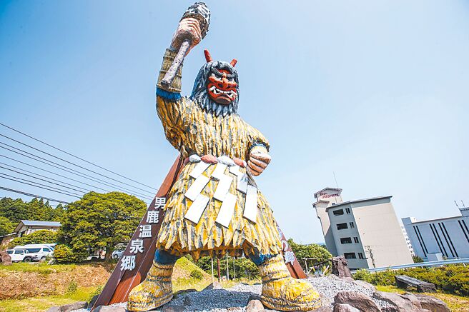 「生剥鬼」是男鹿地区代表性的民间传说之一，图为男鹿温泉乡竖立的生剥鬼巨型雕像。（粘耿豪摄）