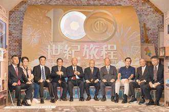 陳水扁突PO與馬英九破冰合照吐3字 網：一笑皆泯？