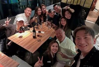 25歲性感女星半蹲「曾志偉雙腿間」 合照挨轟：相當不雅觀