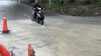 台東持續降雨 東63產業道路成小溪