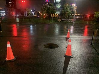 淹水沖走百公斤人孔蓋 台中警合力復位