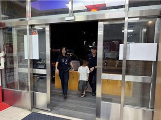 男童怕被责骂深夜躲超商 中坜警协助返家团圆