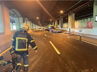 新竹鳳鼻隧道聯結車撞護欄 小客車遭波及釀1死1傷