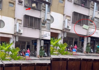 超猛阿婆淘汰家具这样丢 网友：砸到自认倒楣？