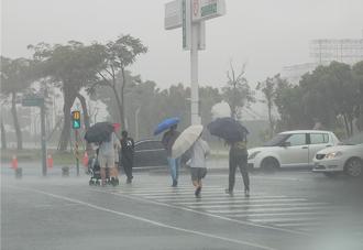 丹娜絲暴風圈觸陸！台南、高雄、屏東警戒 最新路徑曝