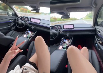 女高速囂張開自駕 愜意躺副駕自拍「秀美腿」