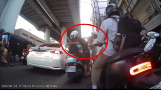 行車糾紛！包手猴「家私」掏半天　騎士機警反制擒拿
