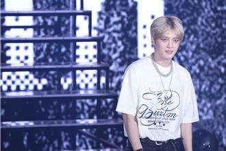 金在中竟學濟公在台上打醉拳 憂強碰丹娜絲颱風粉絲回不了家