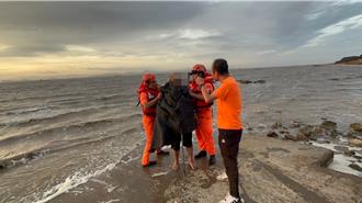 颱風天冒險採蚵困海中 金門海巡即時救援並開罰