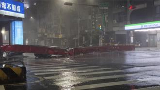 中颱丹娜絲吹倒台南宮廟「牌樓」 路過騎士慘遭重壓