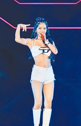 輝人撩粉頌樂唱壓軸 嗨翻高雄啤酒節