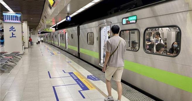 台鐵宣布中午12時以前全線列車正常行駛。（圖／報系資料照）