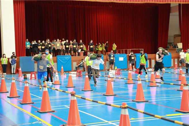 台南市政府环保局已经3年没有招考清洁队临时人员，大批民眾关切何时再办招考？市府环保局长许仁泽证实，今年年底之前会再办理1次清洁队临时人员招考。图为往年招考的扛沙包竞速测验。（环保局提供／洪荣志台南传真）