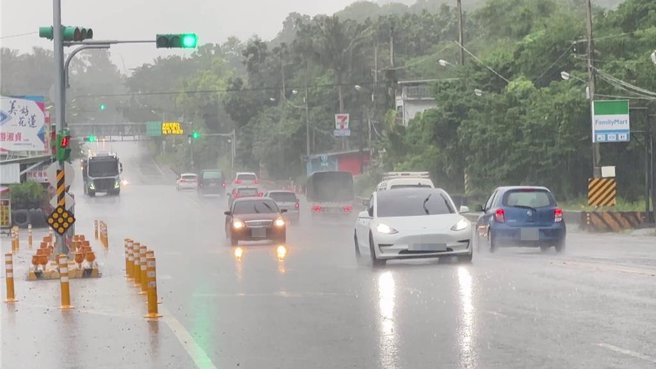 花蓮今天中午受丹娜絲颱風外圍環流雲系影響，陸續出現間歇性降雨，台9線蘇花公路目前雖然還未傳出災情，正常通行，但公路局不敢掉以輕心，後續將視雨情不排除預警性封路。（民眾提供／羅亦晽花蓮傳真）