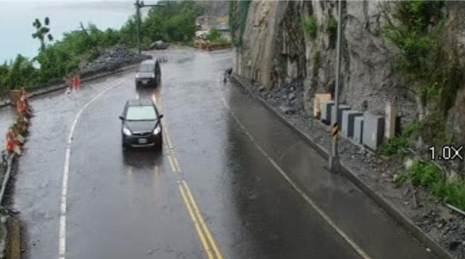 花蓮今天中午受丹娜絲颱風外圍環流雲系影響，陸續出現間歇性降雨，台9線蘇花公路目前雖然還未傳出災情，正常通行，但公路局不敢掉以輕心，後續將視雨情不排除預警性封路。（摘自蘇花公路即時影像／羅亦晽花蓮傳真）