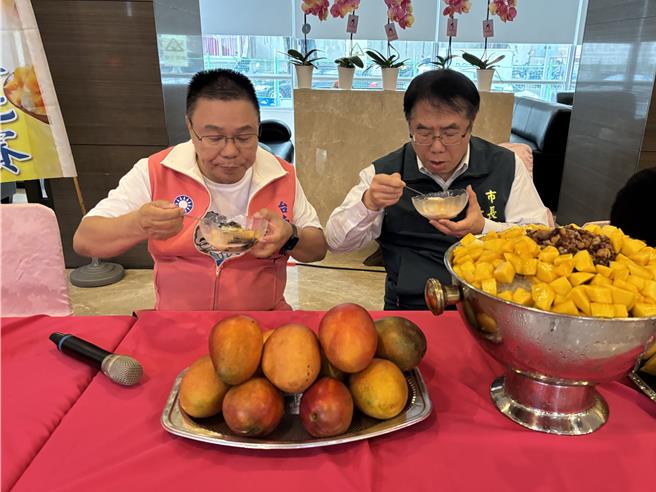台南农产品促销协会与国民党台南市议员蔡育辉（左）6日在台南市民治议事厅举办议长杯芒果冰比赛，台南市长黄伟哲（右）也来参加。（读者提供／程炳璋台南传真）