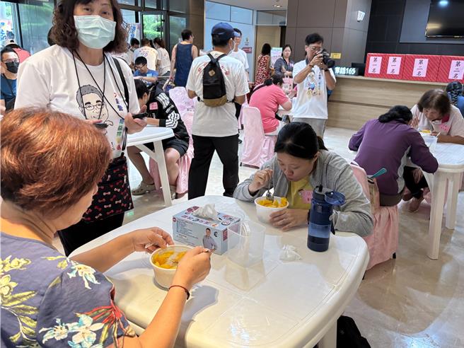台南市民治议事厅6日举办议长杯芒果冰比赛，比赛最快吃完一碗冰。（读者提供／程炳璋台南传真）