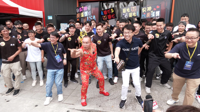 「吊車大王」率百位工作人員嗨跳洗腦超扯舞。（記者何祥瑀拍攝）