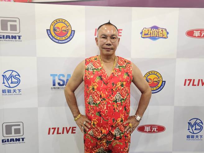 胡漢龑自嘲釣蝦技巧「願者上鉤」。（記者游定剛拍攝）